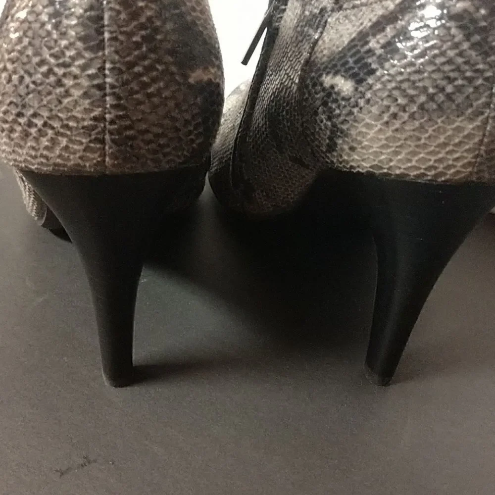 👌 Faux Snake Skin Shoes Size 8.5.   A9